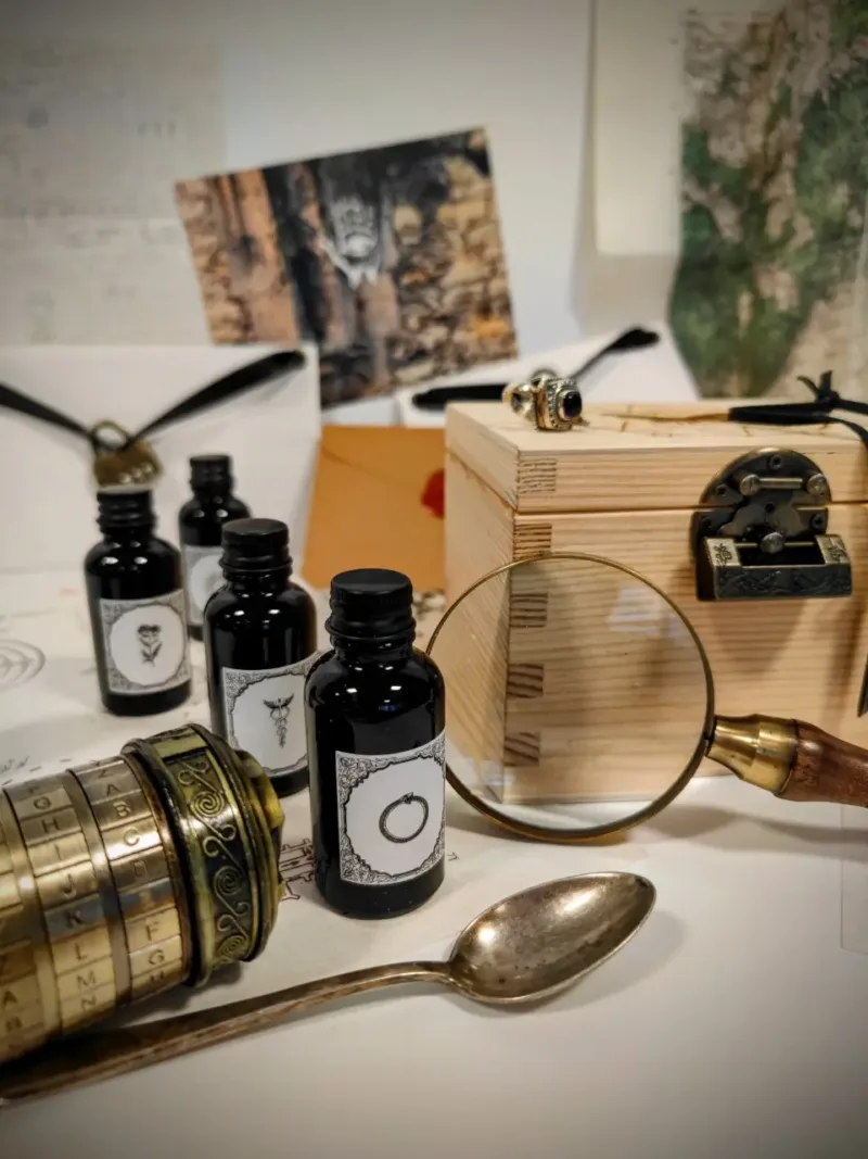 Rekvizity dobrodružné lokační hry Elixír života magistra Kellyho